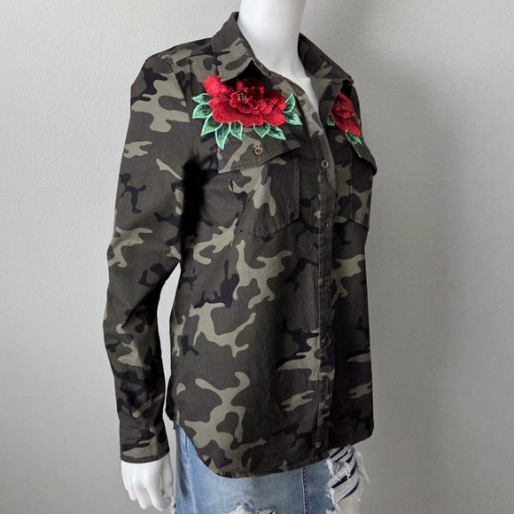 Love Tree Camo Long Sleeve Button Down W/ Red Roses & Pockets, Size Small - Picture 5 of 14